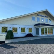 hel bygning med solfilm på vinduer