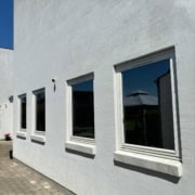 Flere vinduer hvid bygning