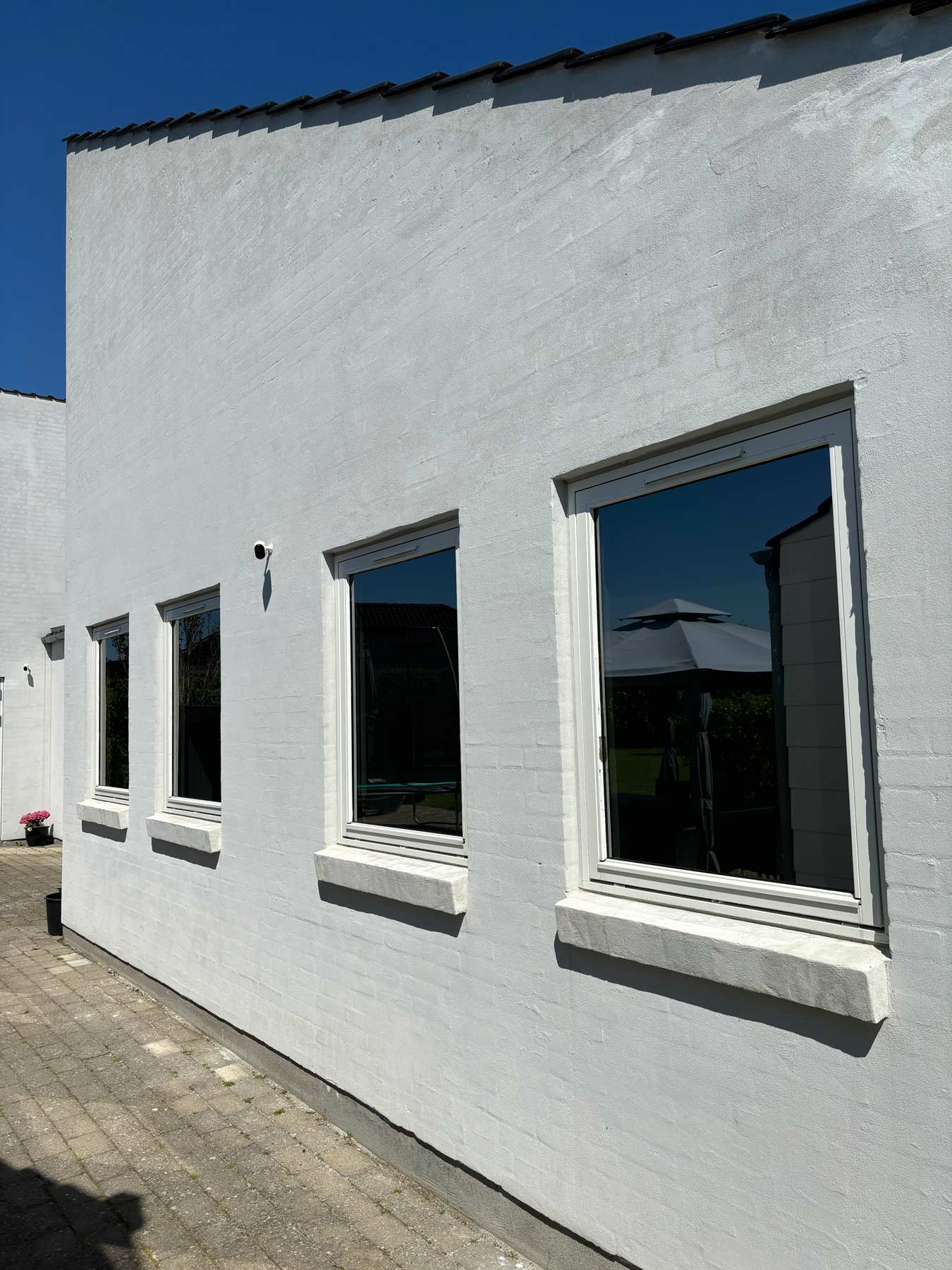 Flere vinduer hvid bygning