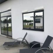 Hvid bolig med solfilm monteret på vinduespartier