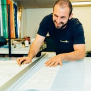 Medarbejder laver klistermærker